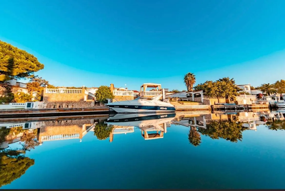 Apartment Appartement 1 Chambre Climatise Avec 3 Piscines A 200 M De La Plage Empuriabrava