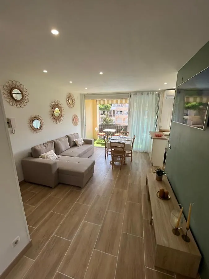 Appartement 1 Chambre Climatise Avec 3 Piscines A 200 M De La Plage Empuriabrava Spain
