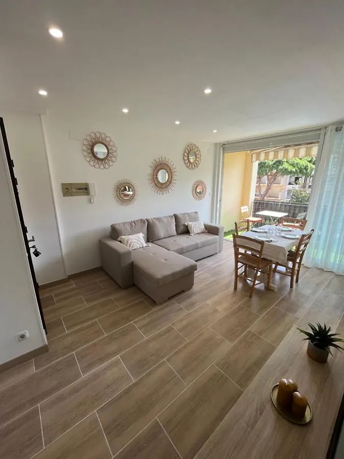 Appartement 1 Chambre Climatise Avec 3 Piscines A 200 M De La Plage Empuriabrava Apartment